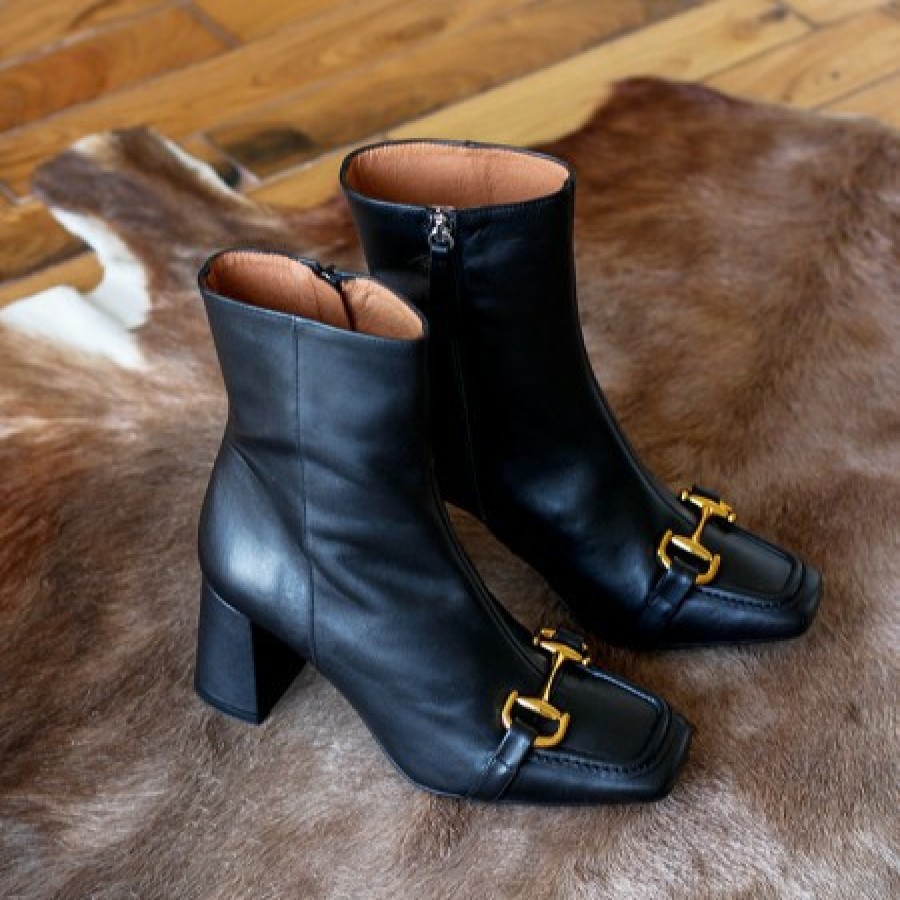 ANGEL ALARCON Pryor - Leather Ankle Boots With A Metallic Ornament | Last Units